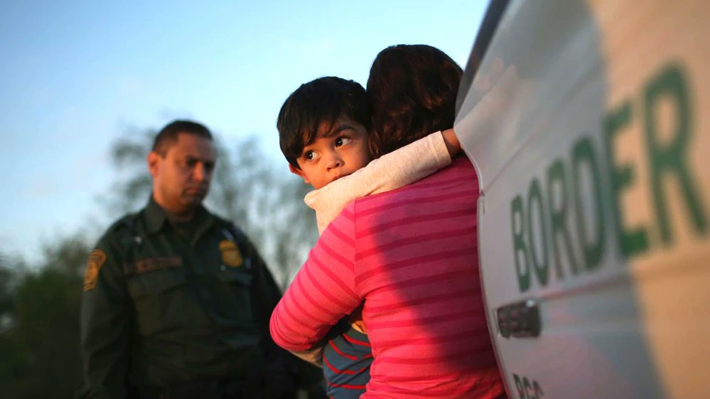Donald Trump, deberá dar el lunes una lista de padres indocumentados bajo custodia de ICE a los que debe entregar sus hijos mayores de cinco años, un proceso de reunificación que ha prometido empezar hoy mismo