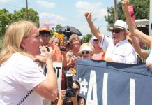 Unas 200 personas se congregaron hoy en el centro de Houston (Texas) para exigir al Gobierno federal la pronta reunificación de los menores inmigrantes