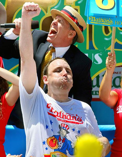 Joey Chestnut, conocido como "Jaws" (mandíbula), batió una marca mundial al comer 74 perros calientes en diez minutos para hacerse con su undécimo título del concurso Nathan's.