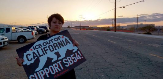 Las autoridades de Huntington Beach celebraron hoy la decisión de una corte de proceder con la demanda entablada contra el Gobierno de California por la aplicación de la Ley SB54