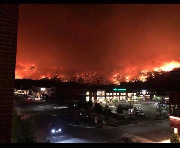 Una pared de fuego de unos 90 metros de altura, que fue descrita como un "tsunami" de llamas, arras&oacute; esta madrugada centenares de viviendas en varias localidades del sur de Colorado.