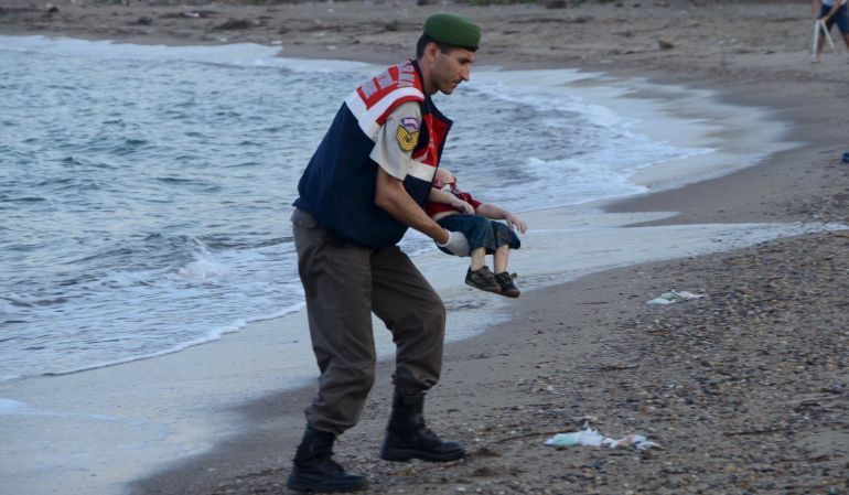 Roja era la camiseta del peque&ntilde;o Aylan, que muri&oacute; ahogado frente a las islas griegas en septiembre de 2015, y de los tres ni&ntilde;os de un a&ntilde;o que fallecieron la pasada semana en un naufragio frente a Libia.
