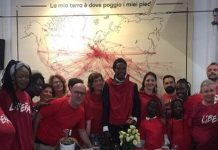 Personalidades italianas visten de rojo para pedir humanidad ante inmigración Numerosos representantes del mundo de la política, la cultura y el espectáculo de Italia se enfundaron hoy camisetas de color rojo para adherirse a la iniciativa lanzada por algunas asociaciones para pedir "humanidad" ante el problema de la inmigración.