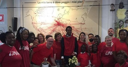 Personalidades italianas visten de rojo para pedir humanidad ante inmigración Numerosos representantes del mundo de la política, la cultura y el espectáculo de Italia se enfundaron hoy camisetas de color rojo para adherirse a la iniciativa lanzada por algunas asociaciones para pedir "humanidad" ante el problema de la inmigración.