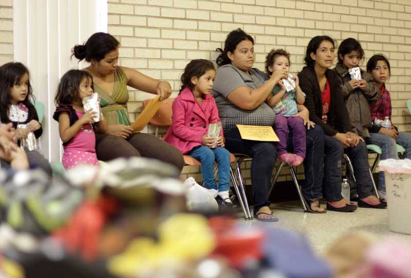 El Gobierno de EE.UU. ha entregado con padres, familiares o allegados a más de 1.800 niños que fueron separados en la frontera con México.