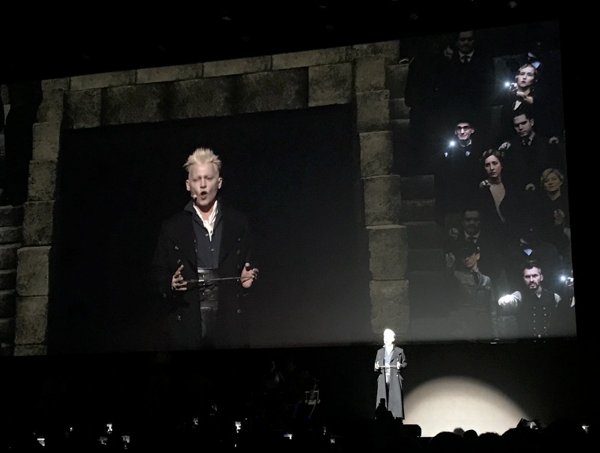El otro gran momento fue el protagonizado por Johnny Depp, que apareci&oacute; disfrazado como su personaje en "Fantastic Beasts: The Crimes of Grindelwald" ante el delirio del p&uacute;blico