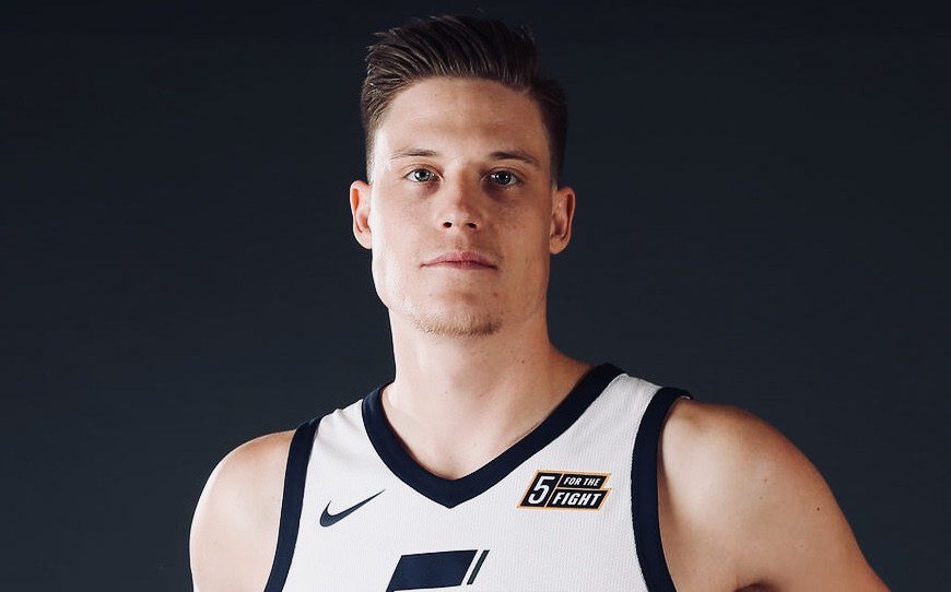  El alero Jonas Jerebko podr&iacute;a firmar contrato por un a&ntilde;o con los Warriors de Golden State, asumiendo que eliminara las exenciones, de acuerdo con fuentes cercanas a las negociaciones.