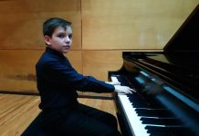 En el escenario, el rostro adusto de Mateo mira fijamente a la nada, coloca sus diminutas manos en el piano y el silencio envuelve su mundo para empezar a tocar una sonata de Ludwig van Beethoven.