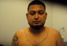 Arrestan a pandilleros de la MS-13 en la frontera sur de Texas Fotografía cedida por la Patrulla Fronteriza de los Estados Unidos que muestra a un salvadoreño, miembro de la Mara Salvatrucha, arrestado en El Paso