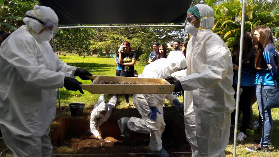 La primera ejecutiva municipal amparó su advertencia en que, al enterrar un cadáver en avanzado estado de descomposición, se pone en riesgo la salud de empleados y visitantes del cementerio de San Juan, dijo en un comunicado Menéndez.