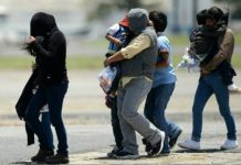 ACLU recuerda a Gobierno que queda una difícil tarea con los "no elegibles" Si bien el juez Sabraw concedió en una audiencia el viernes un "gran crédito" al esfuerzo del Gobierno por reunir a las familias que calificó de elegibles, criticó que no hayan conservado un registro que ayudara a contactar al resto.