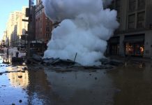 Cinco calles a lo largo de la Quinta Avenida, una zona muy concurrida, permanecen valladas impidiendo el paso mientras la ciudad continúa atendiendo la emergencia