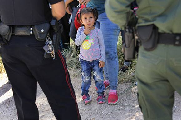 La herida emocional en niños y adultos detenidos durante la política de "tolerancia cero" que implementó el Gobierno estadounidense contra inmigrantes ilegales en la frontera con México es honda, según especialistas en psicología infantil, activistas y víctimas directas.