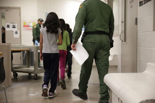  Un grupo de 145 legisladores dem&oacute;cratas exigieron hoy al Gobierno de Donald Trump que deje de cobrar a los padres inmigrantes retenidos en centros de detenci&oacute;n