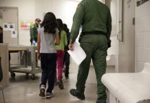 Un grupo de 145 legisladores demócratas exigieron hoy al Gobierno de Donald Trump que deje de cobrar a los padres inmigrantes retenidos en centros de detención