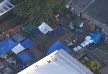 La Policía de Portland desmanteló sin detenidos de por medio, el remanente de una acampada de protesta que llevaba semanas delante de las oficinas locales del ICE.