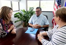 Comisionada Residente y alcalde de Lares orientan sobre ayudas a agricultores Jenniffer González, junto al alcalde de Lares, Roberto Pagán, realizaron una actividad de orientación a los agricultores de la zona sobre las ayudas federales disponibles
