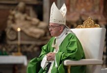 El papa Francisco denunció hoy la muerte de miles de personas en el Mediterráneo a la vez que animó a los socorristas que se dedican a salvar las vidas de los inmigrantes en el mar, durante la misa que celebró en San Pedro