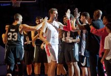 95-91. Los Amigos de Marc Gasol derrotan a los Amigos de Pau Los hermanos Marc y Pau Gasol saludan a los jugadores antes del inicio del partido amistoso disputado junto a estrellas de la NBA.