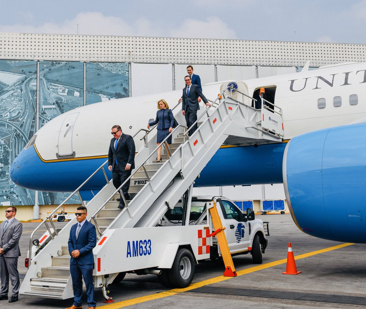 La delegaci&oacute;n estadounidense de alto nivel encabezada por el secretario de Estado, Mike Pompeo, lleg&oacute; hoy a la residencia oficial de Los Pinos para reunirse con el presidente de M&eacute;xico, Enrique Pe&ntilde;a Nieto.(Foto Twitter)