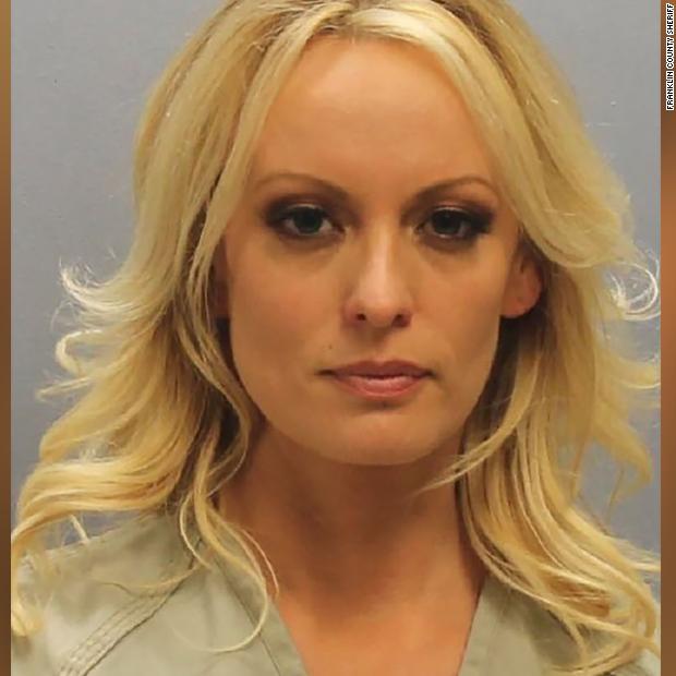 Un juez desestimó hoy los cargos contra Stormy Daniels, la actriz porno inmersa en una batalla legal contra el presidente de Estados Unidos, Donald Trump, quien fue acusada de haberse dejado tocar por un cliente durante un desnudo en un club de Columbus.