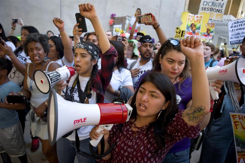 En medio de la pol&iacute;tica del Gobierno Trump para deportar a indocumentados, defensores de los derechos de los inmigrantes advierten a la comunidad que el Servicio de Control de Inmigraci&oacute;n y Aduanas (ICE) no siempre tiene la &uacute;ltima palabra y se puede plantar batalla en las cortes.