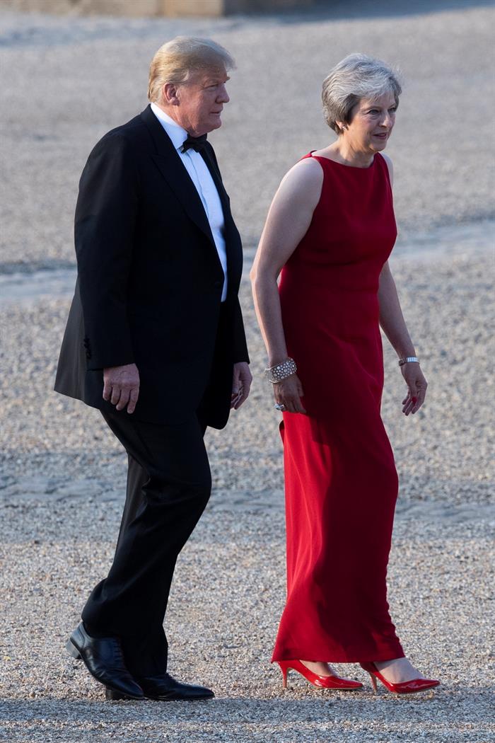 La primera ministra británica Theresa May recibe al presidente estadounidense, Donald Trump, antes de una cena con líderes empresariales.