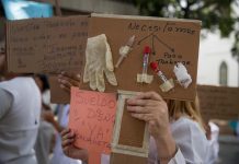 Distintos representantes del gremio de enfermería, médicos, personal administrativo y obrero, advirtieron al Gobierno "sordo" de Maduro que no cesarán en sus manifestaciones hasta conseguir una respuesta a sus demandas.