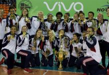 Jugadoras de Estados Unidos posan con sus medallas de oro