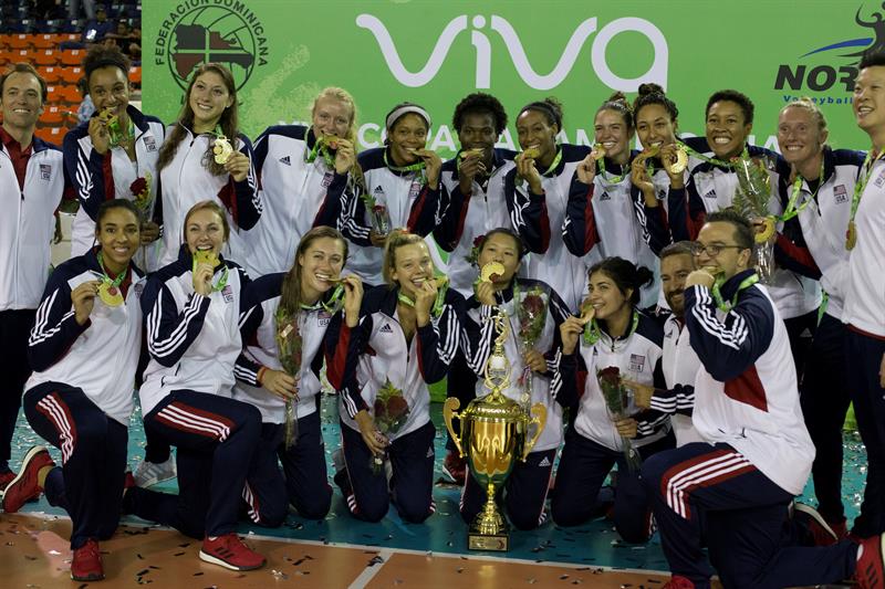 Jugadoras de Estados Unidos posan con sus medallas de oro 