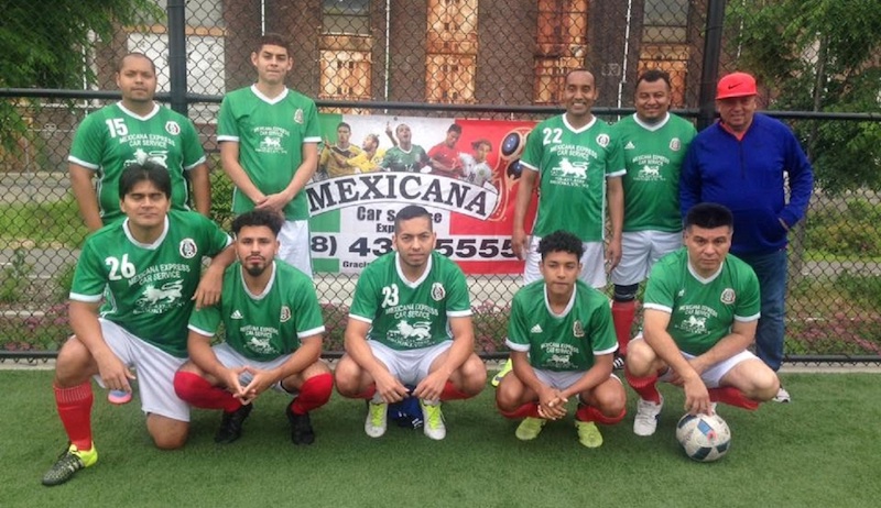 El Mexicana Express, actual sub-campe&oacute;n en la Liga Mexicana Infantil de F&uacute;tbol en Brooklyn. Desafortunadamente en el verano pasado perdi&oacute; la gran final en la via de los penaltis. Con ellos su m&aacute;ximo dirigente "Chayote" Oscar Macareno. (Foto Cortes&iacute;a: LiMeIn)