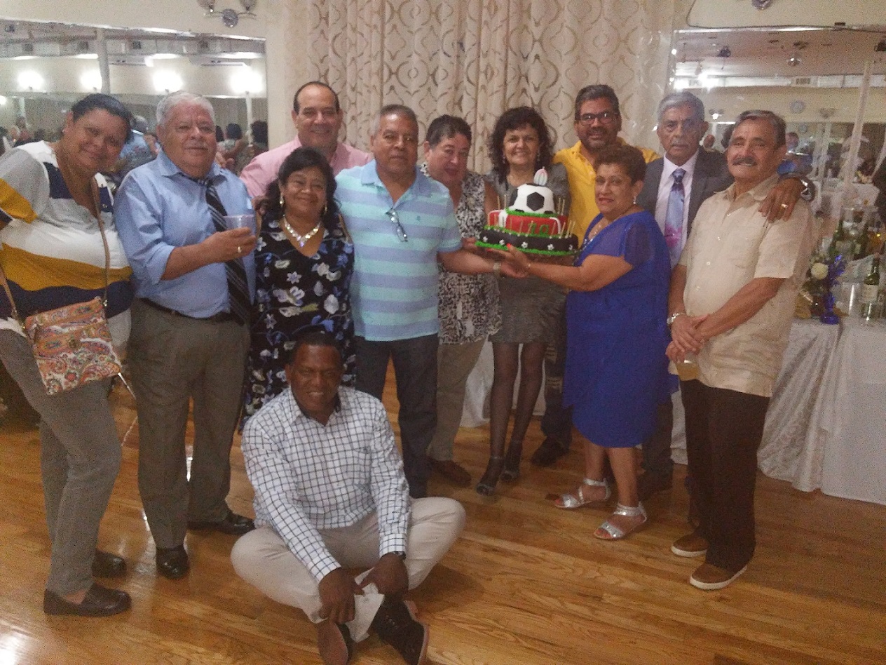 Carlos "Chepo/Chipilin" Estrada (segundo desde la derecha), celebró su cumpleaños No. 70, con tremendo 'golazo' bailable, incluyendo un mini-concierto con música del "Buki Mayor", Aquí lo vemos compartiendo con dirigentes de AsoVeGua entre ellos, Alfredo "Chapincito" Villatoro y su Sra., Armando Colop "Tacuche y Sra.; Janeth Perez; Liga de Fútbol Guatemala, con Marvin "Ka, Ká" Estrada , Anibal "Mr. VP" Ochoa y Betty "La Fea Pinzón" Sánchez, entre otros. (Foto: Buki Chapin)
