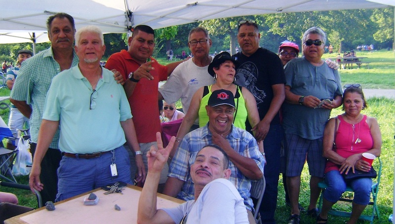 Aqu&iacute; vemos a dos&nbsp; excraks del f&uacute;tbol rentado hondure&ntilde;o, Rigoberto "Shula" Gomez y "Cala" Vanegas, compartiendo con la fanaticada catracha en canchas del Ferry Point Park en El Bronx. Entre ellos, Astor, Renzo Moyolo, el Chele y Mireya.&nbsp; (Foto: Buki Chapin)