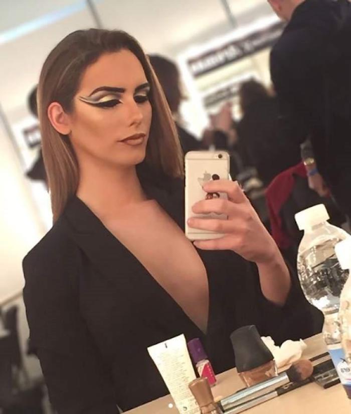 Angela Ponce preparandose pa ra un desfile de modelaje
