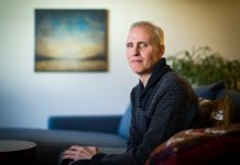 Aaron McQ, de 50 años, posó en su apartamento de Seattle, el 31 de enero. McQ había estado luchando contra la leucemia y una forma rara de esclerosis lateral amiotrófica. Los doctores le dijeron que tenía seis meses o menos de vida y confirmaron que calificaba para la ley estatal de muerte digna. (Dan DeLong para KHN)