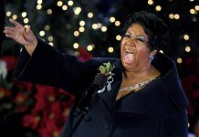 Fotografía de archivo que muestra a la cantante estadounidense Aretha Franklin durante su actuación en el encendido de las luces navideñas en el centro Rockefeller en Nueva York (Estados Unidos), el 2 de diciembre del 2009. La cantante de soul Aretha Franklin, de 76 años, se encuentra en estado muy grave y su familia aguarda su muerte, según anunciaron medios
