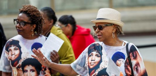 Cientos de personas hacen cola para despedirse de los restos mortales de la cantante Aretha Franklin, expuestos al público en el Museo Charles H. Wright de Historia Afroamericana en Detroit, Michigan, hoy, 28 de agosto del 2018.
