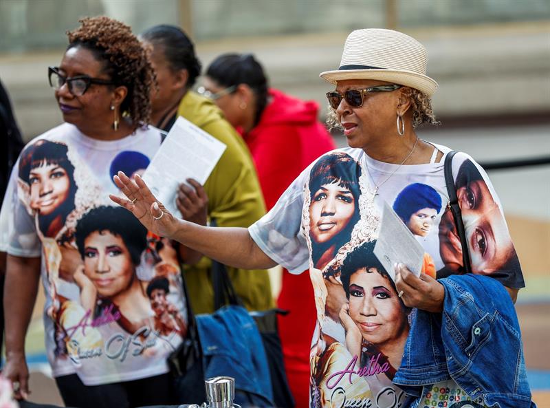 Cientos de personas hacen cola para despedirse de los restos mortales de la cantante Aretha Franklin, expuestos al público en el Museo Charles H. Wright de Historia Afroamericana en Detroit, Michigan, hoy, 28 de agosto del 2018.