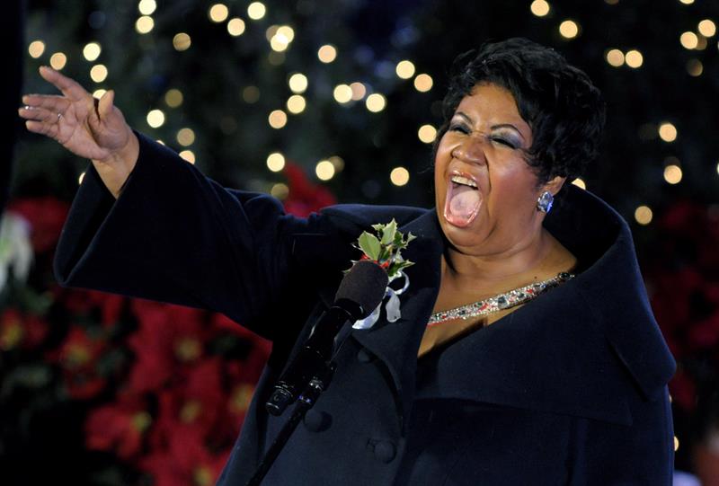  Fotograf&iacute;a de archivo que muestra a la cantante estadounidense Aretha Franklin durante su actuaci&oacute;n en el encendido de las luces navide&ntilde;as en el centro Rockefeller en Nueva York (Estados Unidos), el 2 de diciembre del 2009. La cantante de soul Aretha Franklin, de 76 a&ntilde;os, se encuentra en estado muy grave y su familia aguarda su muerte, seg&uacute;n anunciaron medios 