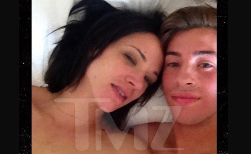 La fotograf&iacute;a de Asia Argento junto a Jimmy Bennett. Foto de TMZ.