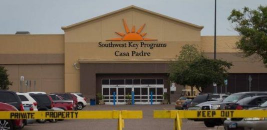 Un trabajador de un albergue para menores inmigrantes operado por la empresa Southwest Key en Mesa, Arizona fue detenido y acusado de delitos sexuales de los que por lo menos fueron víctimas ocho adolescentes recluidos en ese lugar