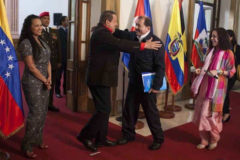 Ch&aacute;vez saluda a Ortega durante una ceremonia de bienvenida en Caracas.  Reuters/Carlos Garcia Rawlins
