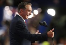 Chris Collins, acusado de abuso de información evitó fuertes pérdidas a familia Fotografía de archivo que muestra al representante republicano por Nueva York Chris Collins durante la Convención Nacional Republicana