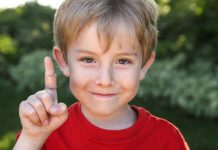 Un niño que sufrió una cortada con papel. Suzanne Tucker/Shutterstock.com
