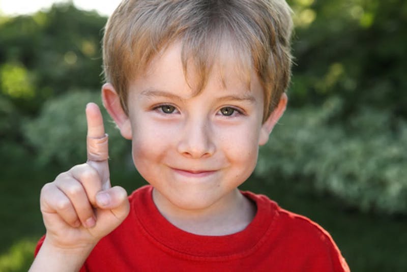 Un niño que sufrió una cortada con papel. Suzanne Tucker/Shutterstock.com