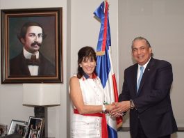 Cónsul Carlos Castillo es visitado en NY por la embajadora de los Estados Unidos Robin Bernstein Carlos Castillo, cónsul general, y la embajadora estadounidense Robin Bernstein se saludan efusivamente.