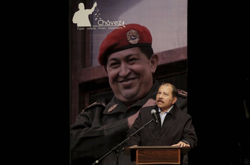 El presidente venezolano Hugo Ch&aacute;vez ayud&oacute; mucho a financiar los programas sociales de Ortega en Nicaragua; Ortega aparece aqu&iacute; conmemorando el tercer aniversario de la muerte de Ch&aacute;vez, en el 2016. Reuters/Marco Bello
