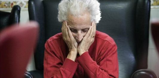 "No hay cura para el Alzheimer, pero hay muchas cosas que se pueden hacer para mejorar la vida de las personas con demencia y sus cuidadores", dijo Gitlin, decana de la Facultad de Enfermería y Profesiones de la Salud de la Universidad de Drexel y presidenta del consejo asesor sobre Alzheimer en el Departamento de Salud y Servicios Humanos (HHS).
