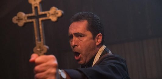 Fotograma cedido donde aparece el actor mexicano Demián Bichir en el papel del padre Burke, durante una escena de la película de terror "The Nun"