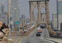 La caravana que transporta al narcotraficante mexicano Joaquín "El Chapo" Guzmán, cruza hoy, martes 14 de agosto de 2018, el Puente de Brooklyn, en Nueva York. El juez encargado del caso de "El Chapo" rechazó hoy la solicitud de la defensa para trasladar el juicio.